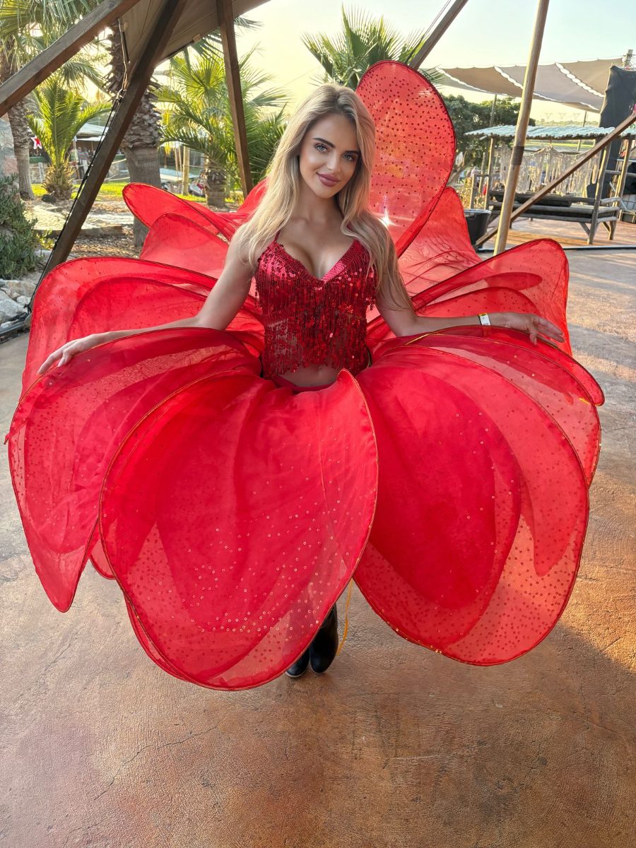 Rose Queen - Dancers in International